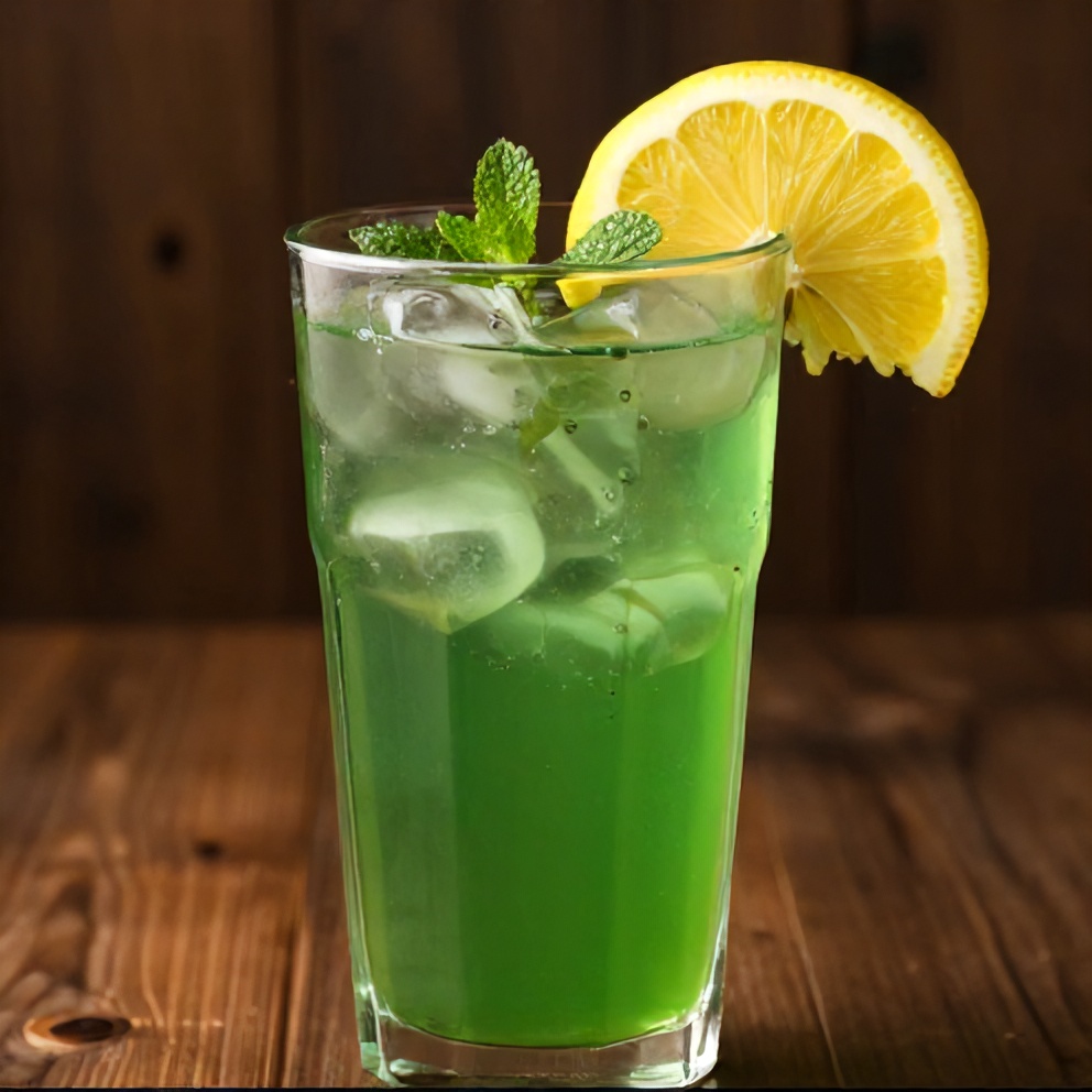 Glass of Moroccan mint iced green tea with a lemon slice